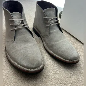 Men’s suede Ben Sherman chukka boot