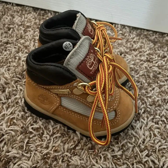 NIB Timberland Field Boot L/F Mid Boot Wheat Nubuck Size 4 Toddler