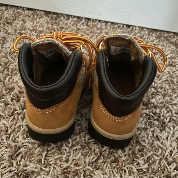 NIB Timberland Field Boot L/F Mid Boot Wheat Nubuck Size 4 Toddler
