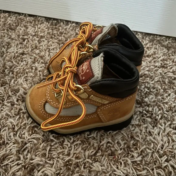 NIB Timberland Field Boot L/F Mid Boot Wheat Nubuck Size 4 Toddler