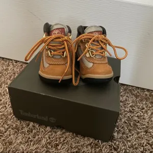 NIB Timberland Field Boot L/F Mid Boot Wheat Nubuck Size 4 Toddler