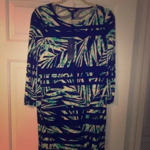 NWT BCBG long sleeve sheath dress👗leaf 🍃detail