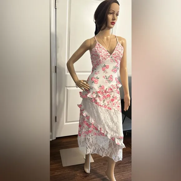 NWT-Floral and Lace Maxi V Neck Dress