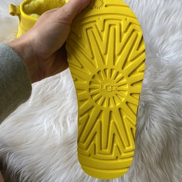 🎄SALE! UGG Neumel Women’s boot size 5 Canary